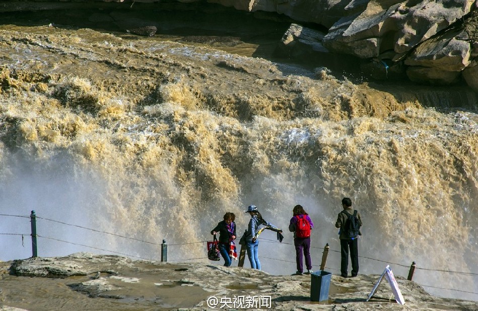 黄河壶口瀑布现冬汛 气势磅礴