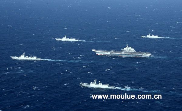 中国海军航母编队进行舰载机起降训练